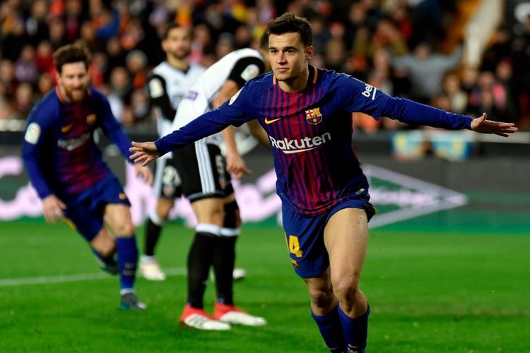 Philippe Coutinho merayakan gol Barcelona ke gawang Valencia pada semifinal Copa del Rey di Stadion Mestalla, Kamis (8/2/2018). 
