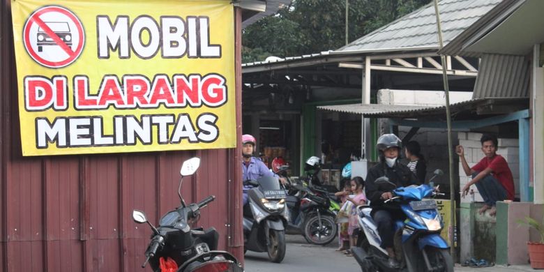 Jembatan perahu ponton yang ada di Sungai Citarum, Karawang hanya untuk kendaraan roda dua saja. Setiap penyeberang ditarik biaya Rp 2.000, rata-rata ada 10.000 penyeberang jembatan perahu ponton ini.