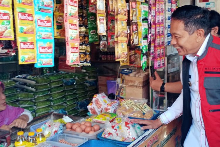 Pj Wali Kota Malang Wahyu Hidayat melakukan pengecekan harga kebutuhan pokok di Pasar Tawamangu, Rabu (6/3/2024). 