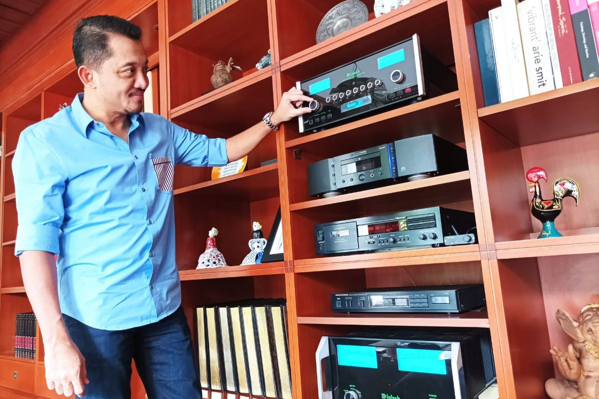Bobby Gafur saat menunjukkan koleksi amplifier sound system miliknya, di kediamannya di kawasan Kebayoran Baru Jakarta Selatan, Minggu (6/11/2022). 