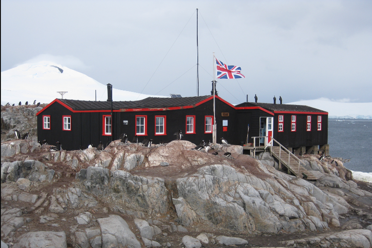 Potret kantor pos Port Lockroy di Antartika.