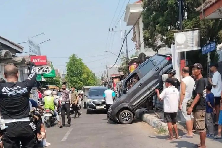 Mobil Tersangkut di Atas Pagar Rumah Warga Jombang, Lansia Mengaku Salah Injak Gas