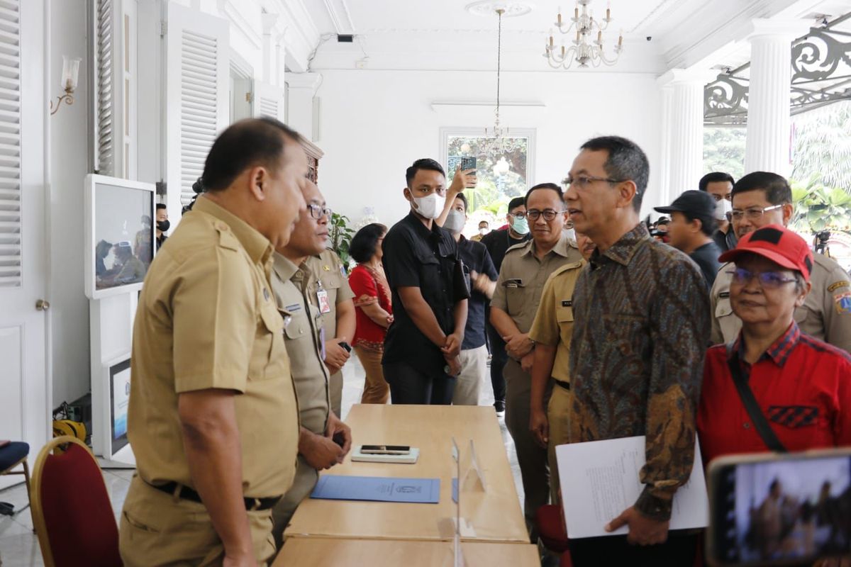 Penjabat Gubernur DKI Jakarta Heru Budi Hartono mempersilakan warganya untuk mengadukan masalah ke posko layanan di Balai Kota DKI Jakarta, Gambir, Jakarta Pusat. Hal itu disampaikan Heru saat meninjau langsung posko layanan yang dibuka di pendopo Balai Kota DKI itu, Selasa (18/10/2022) pagi.