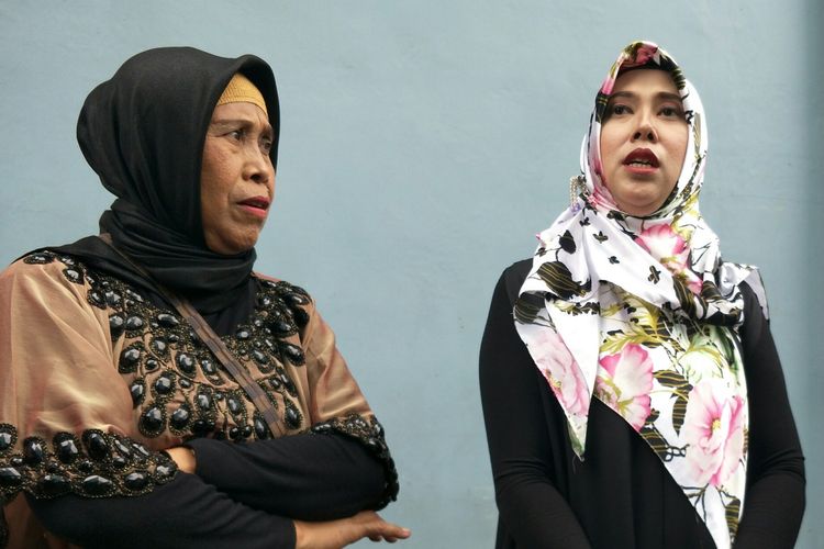 Utisah, ibunda Lina Jubaedah dan Yani (adik Lina) saat ditemui di kawasan Tendean Jakarta Selatan Senin (17/2/2020)