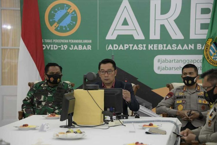 Gubernur Jawa Barat Ridwan Kamil menghadiri rakor dengan Menko Kemaritiman dan Investasi, serta sejumlah gubernur melalui telekonferensi dari Gedung Pakuan Bandung, Kamis (17/9/2020).