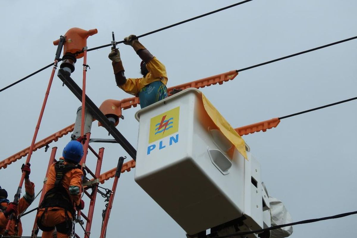 Tim PDKB PLN Babel saat perbaikan jaringan listrik.