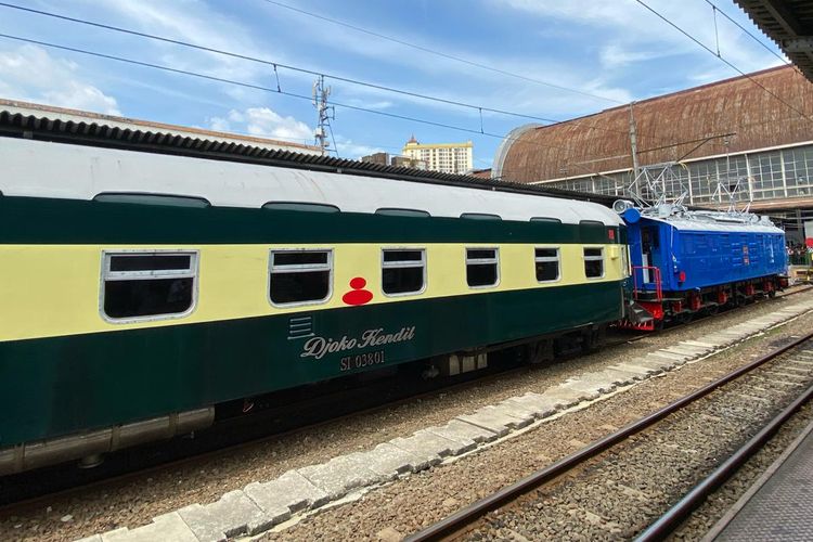 Rayakan Seabad KRL, Parade Kereta Ikonik Digelar di Stasiun Jakarta Kota