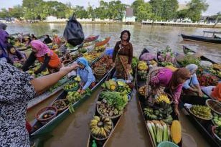 Pasar terapung Sungai Martapura di pusat Kota Banjarmasin, Kalimantan Selatan, 23 Maret 2014. Berbeda dengan pasar terapung lainnya di Kalsel, pasar terapung yang baru ada setahun ini sengaja diadakan tiap minggu pagi berbarengan dengan kegiatan car free day.