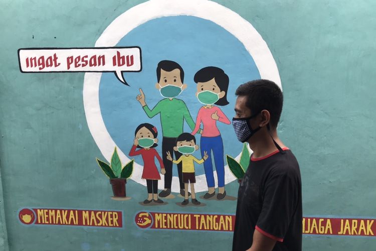 Mural-mural terlihat di jalan-jalan maupun tembok rumah warga RW 08 di Kelurahan Lenteng Agung, Jagakarsa, Jakarta Selatan, Rabu (16/12/2020) siang.