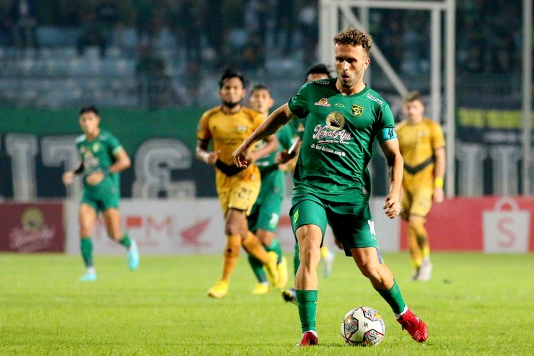 Pemain Persebaya Surabaya Ze Valente menggiring bola saat pertandingan pekan ke-34 Liga 1 2022-2023 melawan Dewa United yang berakhir dengan skor 3-0 di Stadion Gelora Joko Samudro Gresik, Sabtu (15/4/2023) malam.