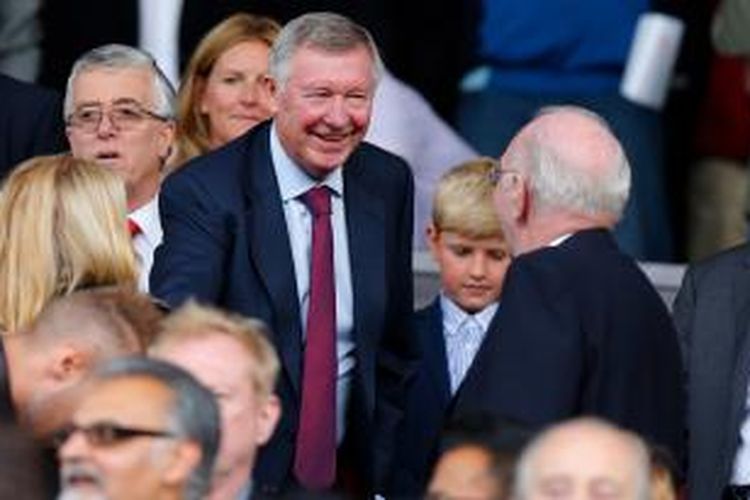 Mantan pelatih Manchester United Alex Ferguson ketika menyaksikan pertandingan antara MU dan Crystal Palace, di Old Trafford, Sabtu (14/9/2013). 