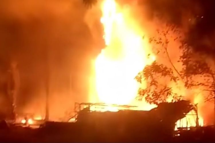Rumah dan 3 Dapur Minyak Ilegal di Aceh Timur Terbakar, Api Terlihat dari Jarak Puluhan Kilometer