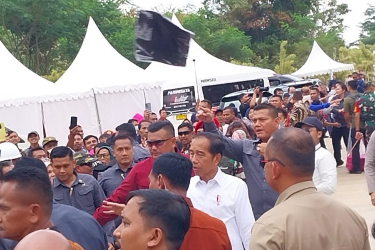 Presiden RI Joko Widodo, saat menghampiri kerumunan para siswa usai acara peresmian Bendungan Leuwikeris, Kabupaten Tasikmalaya, Jawa Barat, Kamis (29/8/2024).