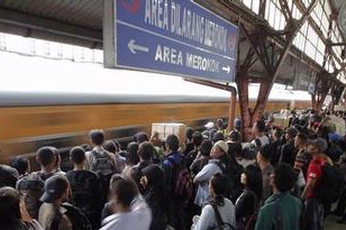Stasiun Kereta Api Senen saat dipadati pemudik.