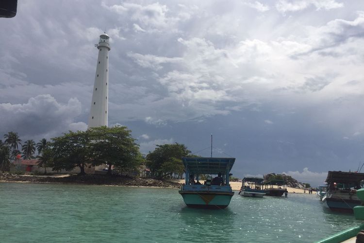 Mercusuar atau menara pandang di Pulau Lengkuas, yang dibangun sejak 1882.