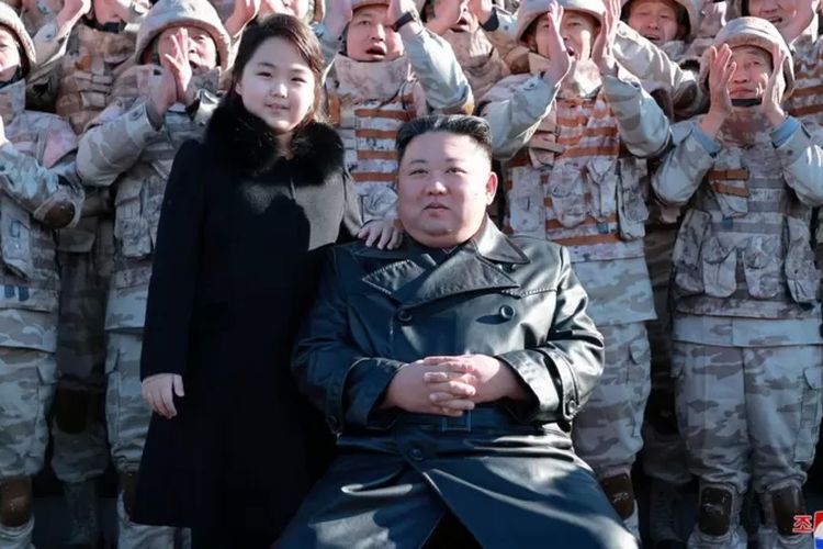 Pemimpin Korea Utara Kim Jong Un dan putrinya menghadiri sesi foto bersama para ilmuwan, teknisi, dan para pejabat militer yang terlibat dalam uji coba rudal balistik antarbenua Hwasong-17.

