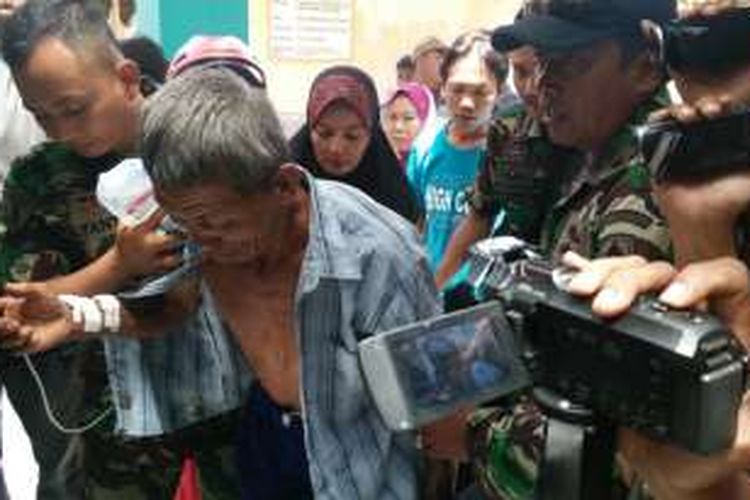 Paito warga yang terluka dibagian punggung diduga terkena serpihan bom saat akan dipindahkan dari RSUD Asembagus Kabupaten Situbondo ke RSUD Dr. Abdoer Rahem Situbondo Kamis (15/9/2016)