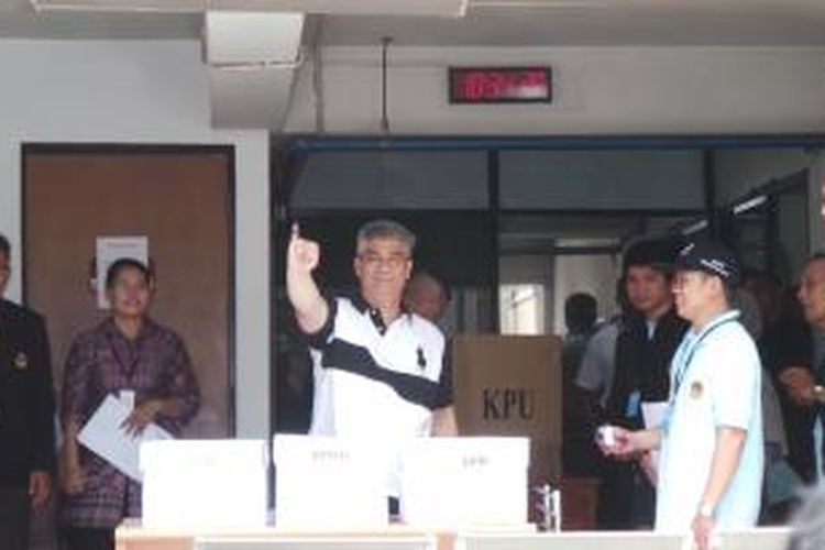 Mantan Ketua Mahkamah Konstitusi, Akil Mochtar, menggunakan hak pilihnya di Rumah Tahanan Komisi Pemberantasan Korupsi, Rabu (9/4/2014), bersama 21 tahanan KPK lainnya.