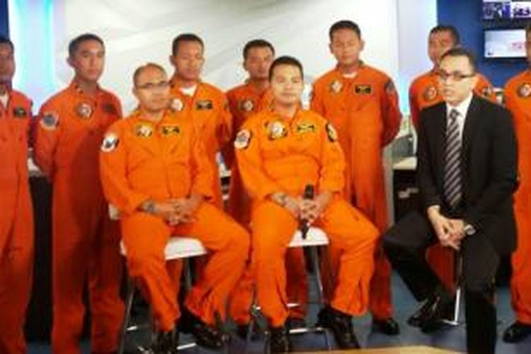 Tim pencarian dari TNI AU yang menemukan serpihan pertama AirAsia QZ8501 bersama Aiman Witjaksono di studio KompasTV, Palmerah, Jakarta.