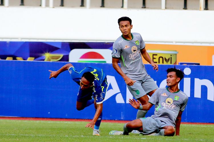Pemain Persebaya Surabaya Koko Ari Araya (berdiri) saat pertandingan pekan ke-13 Liga 1 2022-2023 melawan Persib Bandung yang berakhir dengan skor 2-1 di Stadion Jatidiri Semarang, Sabtu (10/12/2022) sore.