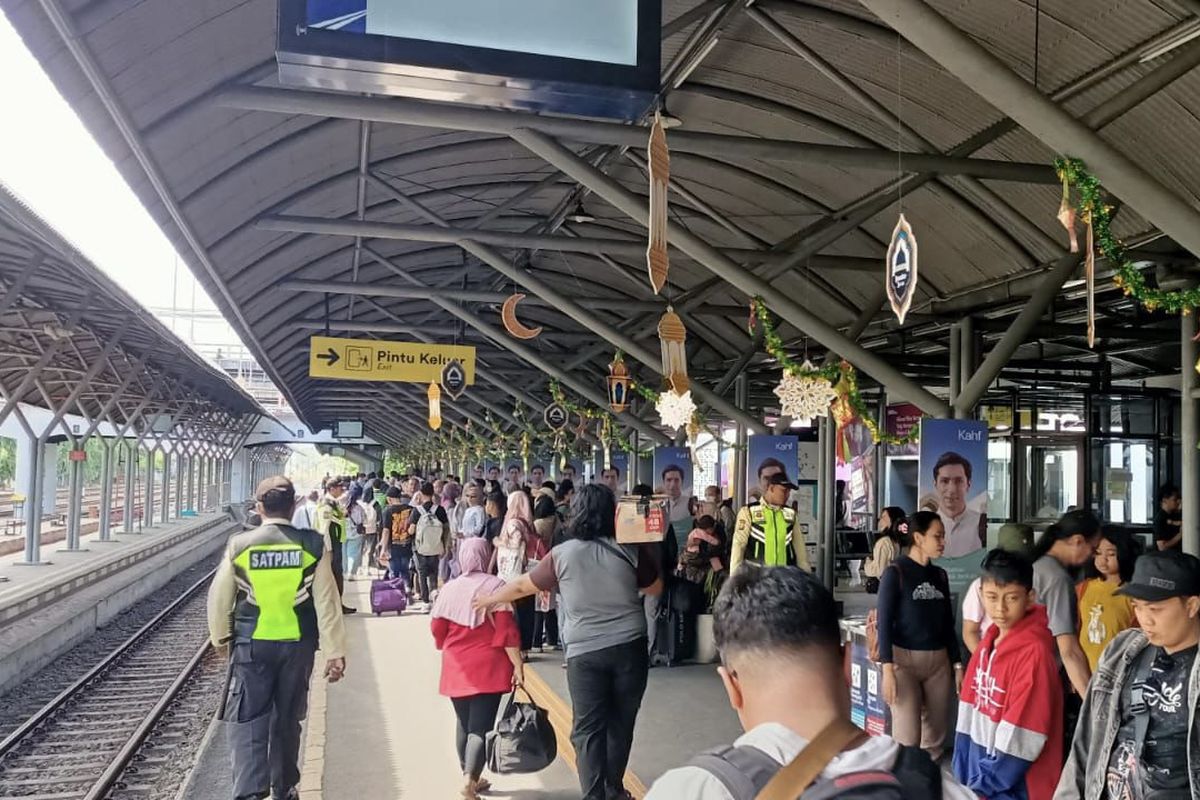 Ilustrasi - Penumpang kereta di Stasiun Gubeng, Surabaya.