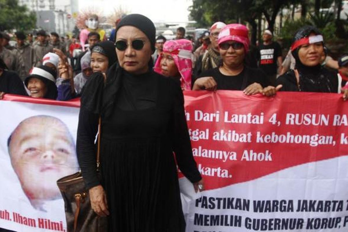 Ratna Sarumpaet bersama para demonstran yang melakukan aksi jalan kaki menuju kantor KPU DKI Jakarta, Rabu (21/9/2016).