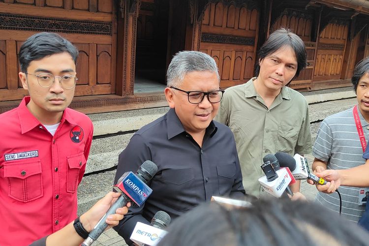 Sekretaris Jenderal PDI-P Hasto Kristiyanto ditemui di Bentara Budaya Jakarta, Palmerah, Jakarta, Senin (15/1/2024).
