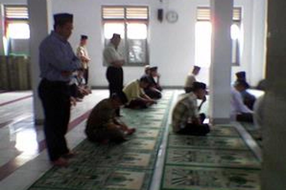 sebagian pemeluk Ahmadiyah melaksanakan sholat dzuhur dengan jumlah jemaah hanya sekitar 30 orang saja. 