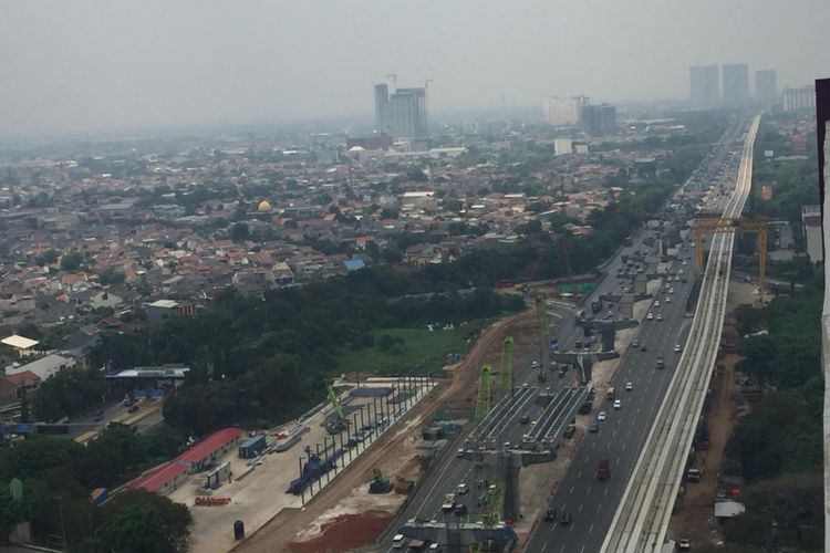 Dua pekerjaan konstruksi di Tol Jakarta-Cikampek, yaitu Light Rail Transit (LRT) dan Tol Jakarta-Cikampek II (Elevated).