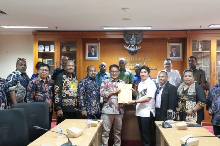 Pimpinan DPR Papua bersama beberapa Anggota DPR menyerahkan tiga nama Penjabat (Pj) Gubernur Papua kepada Dirjen Otonomi Daerah Kementerian Dalam Negeri (Kemendagri) di Jakarta, Kamis (10/8/2023).