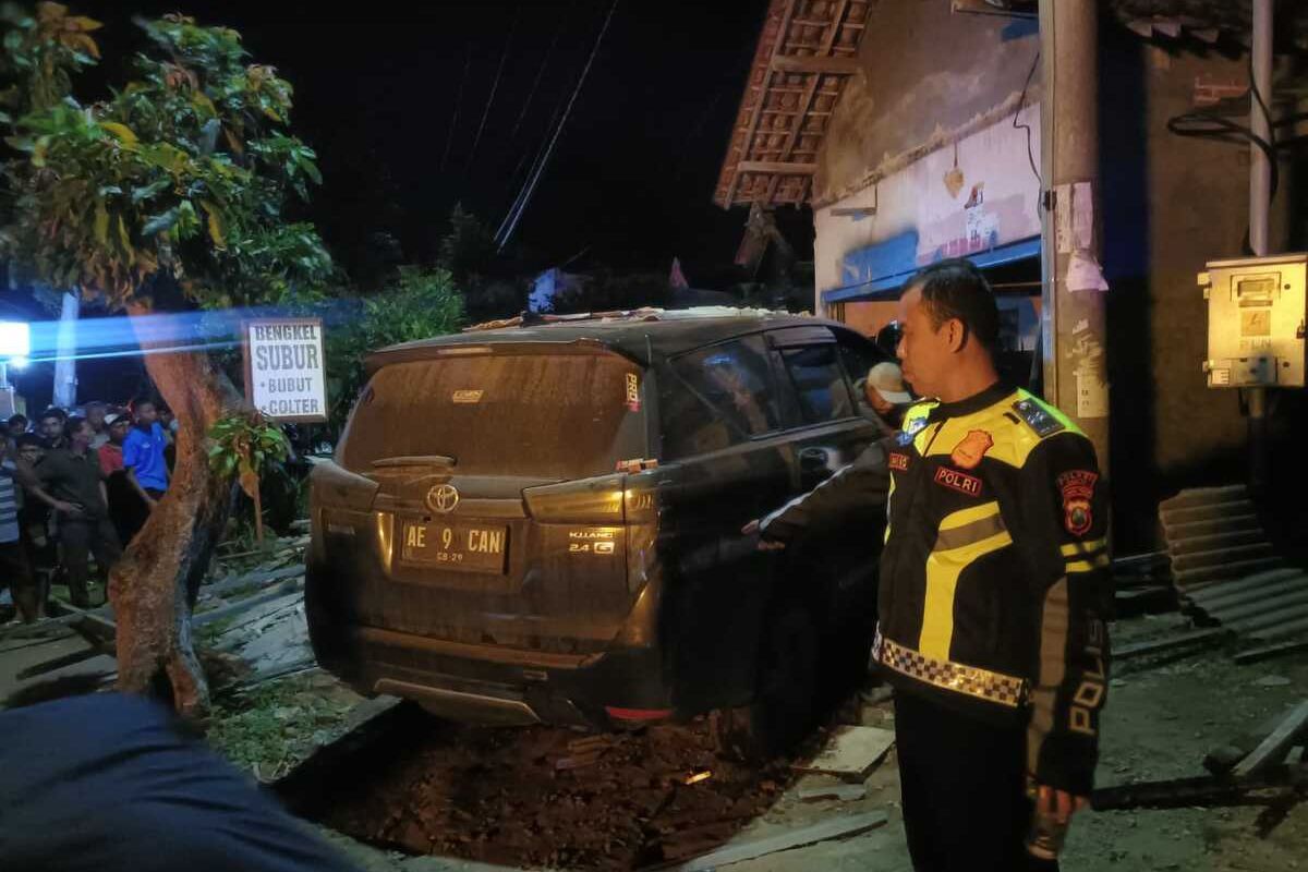 Toyota Innova Reborn nopol AE 9 CAN yang ditumpangi penyanyi dangdut Cantika Davinca terlibat kecelakaan dengan sepeda motor Suzuki Smash nopol AE-4318-NT yang kendarai BPW yang berboncengan dengan F. Dalam postingannya cantika mengaku mobil yang ditumpangi menghindari sepeda motor yangtidak ada lampu dan kondisi jalan yang gelap.