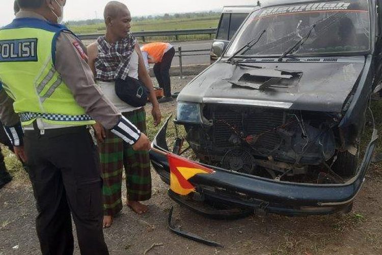 Saat petugas medis dan Anggota PJR Ditlantas Polda Jatim mengevakuasi korban kecelakaan tunggal menghantam beton box tunnel, di Jalan Tol Jombang-Mojokerto, KM 676.600/B, Sabtu (8/4/2023). 