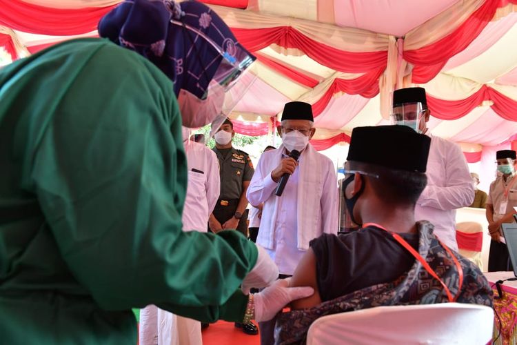 Wakil Presiden Ma'ruf Amin saat meninjau pelaksanaan vaksinasi Covid-19 di Pondok Pesantren Mahyal Ulum Al-Aziziyah, Desa Dilipbukit, Kecamatan Suka Makmur Sibreh, Aceh Besar, Aceh, Selasa (16/11/2021).