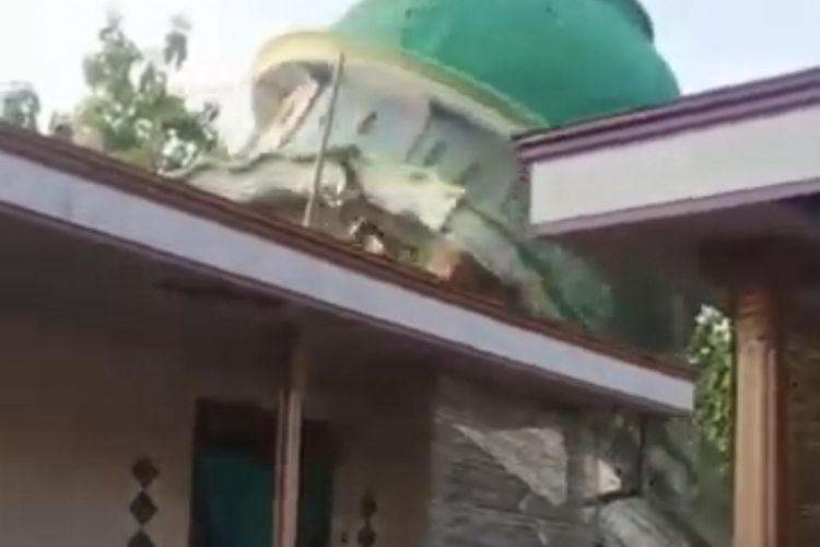 Masjid ambruk di Galis