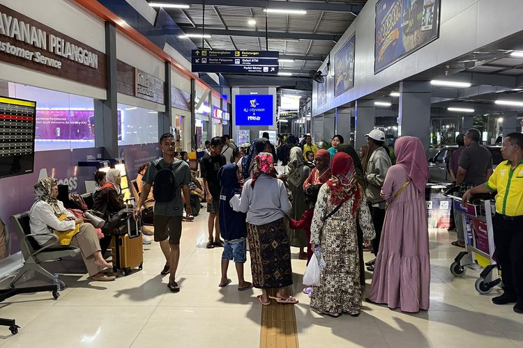 Suasana Stasiun Surabaya Pasarturi saat libur Idul Adha 2025, Minggu (8/6/2025)