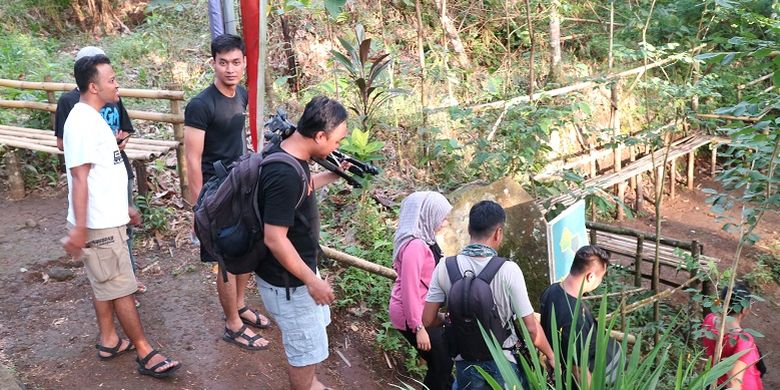 Wisatawan akan memulai trekking ke dasar Air Terjun Tumpak Sewu di Desa Sidomulyo, Kecamatan Pronojiwo, Kabupaten Lumajang, Jawa Timur, Minggu (9/4/2017). Wisatawan akan melewati jalur yang terjal dan juga air terjun kecil sebelum tiba di dasar air terjun.