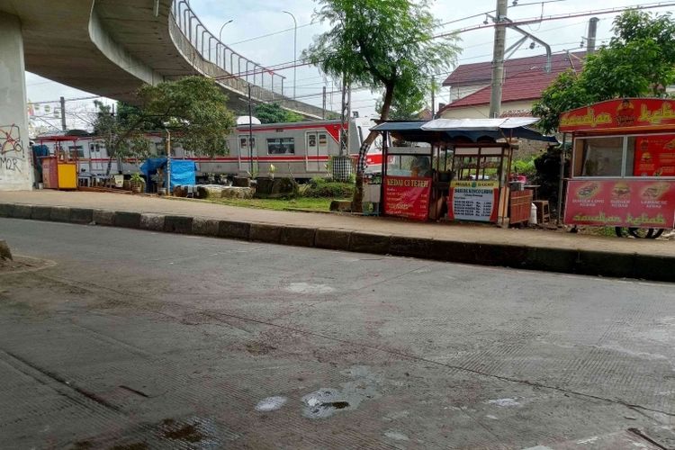 Gerobak-gerobak usaha di bawah flyover Martadinata