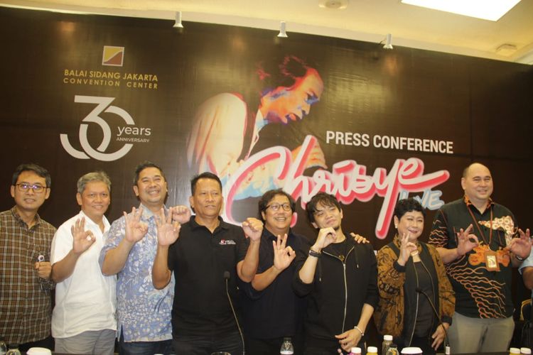 Erwin Gutawa dan para penyelenggara dalam jumpa pers Chrisye Live by Erwin Gutawa di Jakarta Convention Center (JCC) Jakarta Pusat, Selasa (6/9/2022). 