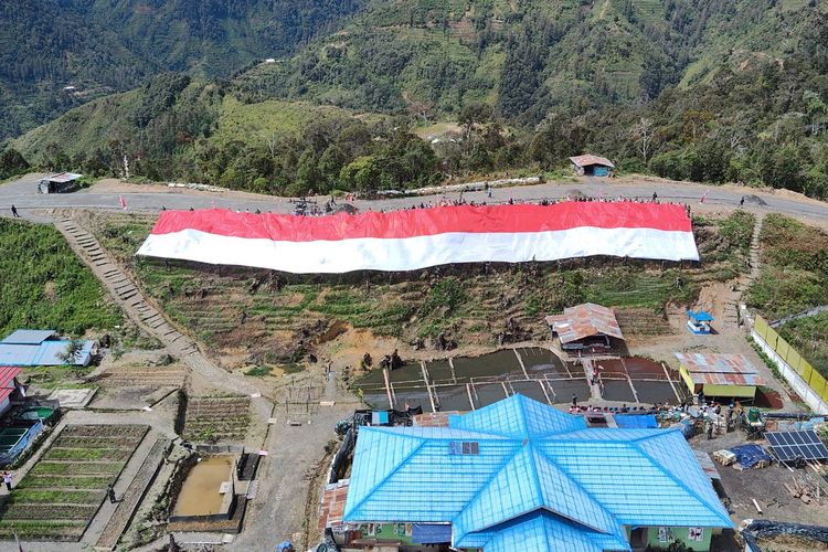 Bendera merah putih raksasa yang dibentangkan di Kampung Mamba, Distrik Sugapa, Kabupaten Intan Jaya, Papua Tengah, Senin  (14/8/2023)