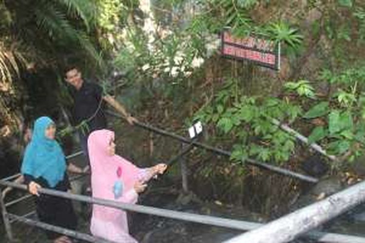 Pengunjung Air Terjun Kanto Lampo di Banjar Kelod Kangin, Desa Beng, Kecamatan Gianyar, Kabupaten Gianyar, Bali.