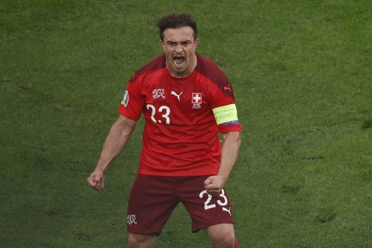Gelandang Swiss,  Xherdan Shaqiri, berteriak seusai mencetak gol dalam pertandingan perempat final Euro 2020 atau babak 8 besar Euro 2020 antara Swiss vs Spanyol di Stadion Saint Petersburg pada Jumat (2/7/2021).