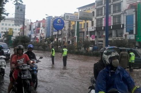 Dua Orang Tewas Tersengat Listrik Saat Banjir di Jakarta Utara