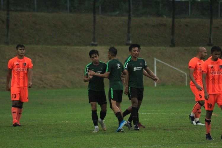 Timnas Indonesia mencatat kemenangan 3-0 atas salah satu klub Malaysia, PKNS dalam laga uji coba yang dihadiri Simon McMenemy di Lapangan PKNS, Petaling Jaya, Kamis (14/11/2019).
