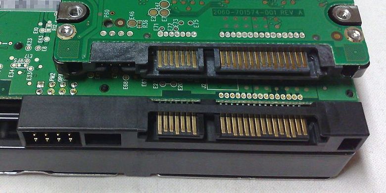 Konektor SATA di perangkat media penyimpanan berukuran 2,5 inci (atas) dan 3,5 inci. Rangkaian tujuh buah pin di sisi kiri merupakan konektor data ke motherboard, sementara 15 pin di sebelah kanan adalah untuk konektor daya dari power supply 
