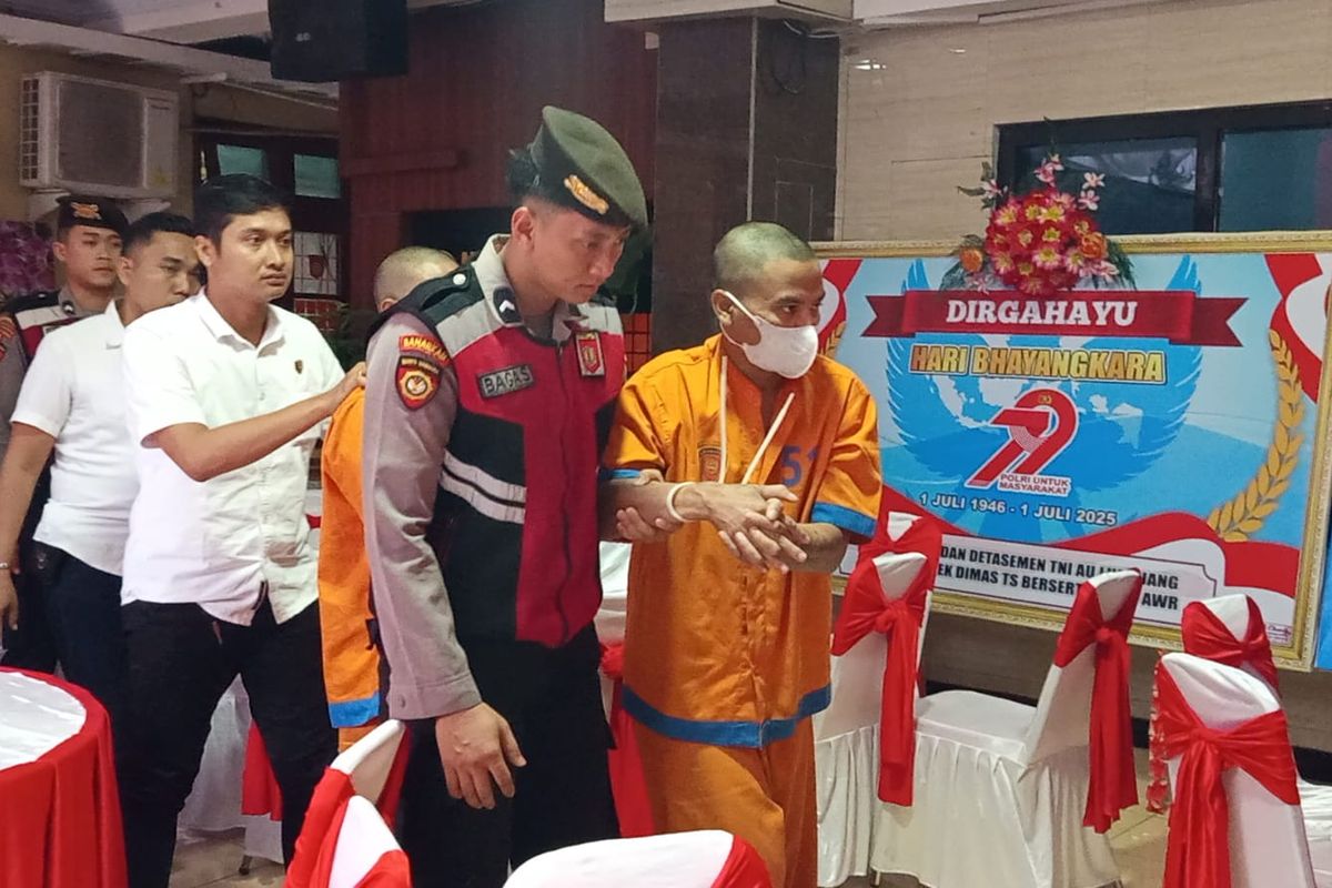 Sugiono saat digelandang polisi ke Mapolres Lumajang