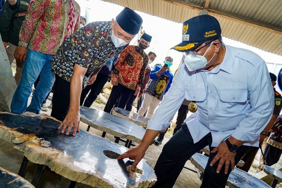 Menteri Koperasi dan UKM Teten Masduki saat mengunjungi workshop sekaligus ramah tamah dengan pemilik UD Karya Indonesia Nanang Setiawan di Tulungagung, Jatim, Jumat (22/10/2021).