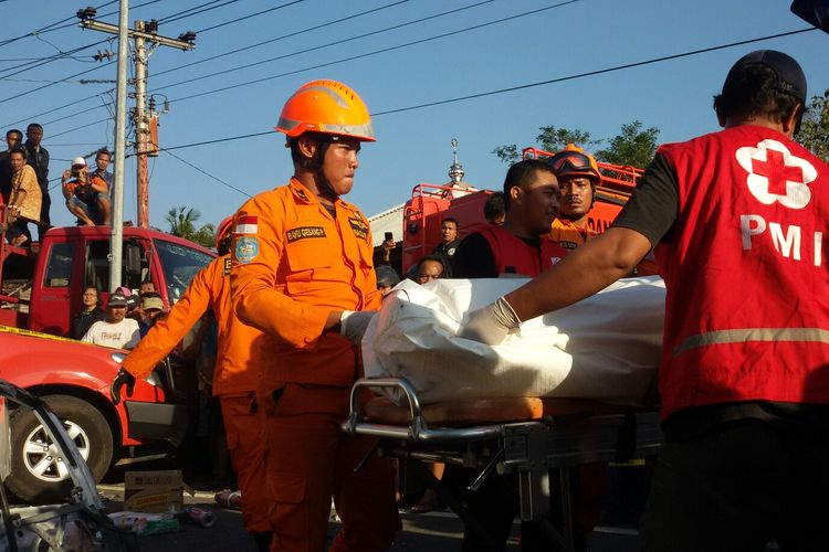 Basarnas DIY melakukan evakuasi korban terjepit dari mobil Honda Mobilio AA8880ZW. Mereka memotong pintu dan merenggangkan ruang sehingga korban bisa keluar. Kecelakaan ini terjadi di jalan nasional depan jalan masuk Dusun Karongan, Desa Kedungsari Kulon Progo, DI Yogyakarta. 