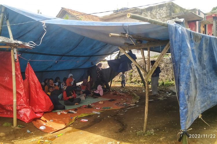 Masyarakat masih bertahan di tenda pengungsian darurat di Kampung Gedurhayu, Desa Titisan, Kecamatan Sukalarang, Sukabumi, Jawa Barat, Selasa (22/11/2022).