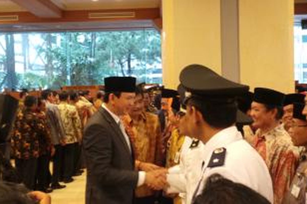 Gubernur DKI Jakarta Basuki Tjahaja Purnama bersama Wakil Gubernur DKI Jakarta Djarot Saiful Hidayat menyalami pejabat DKI. Basuki melantik sebanyak 701 pejabat eselon di lingkungan Pemprov DKI, di Blok G Balaikota, Kamis (22/1/2015).