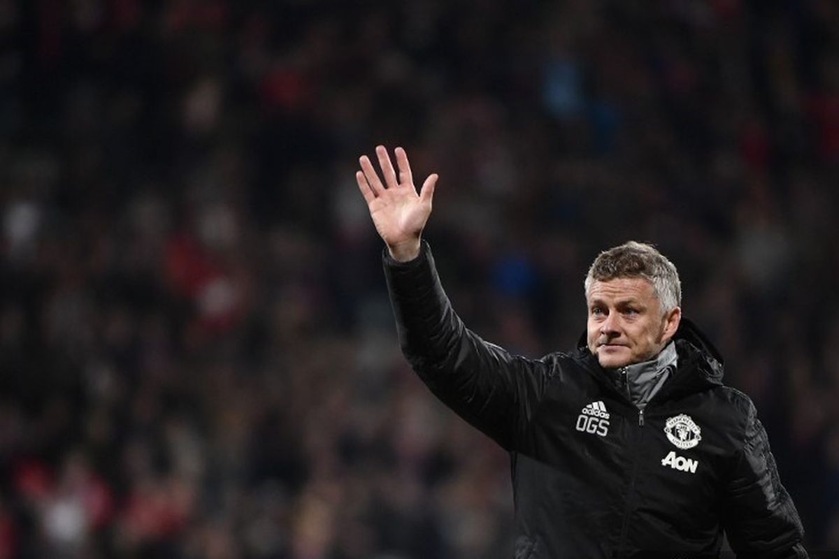Pelatih Manchester United, Ole Gunnar Solskjaer melambaikan tangan saat laga antara timnya melawan AZ Alkmaar pada matchday kedua Liga Europa Grup L, di Stadion Kyocera, Den Haag, Kamis (3/10/2019) atau Jumat dini hari WIB.